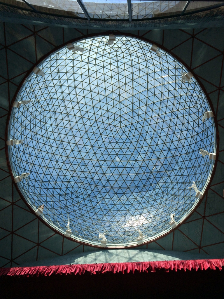 Купол театра-музея Дали в Фигерасе, под которым находится