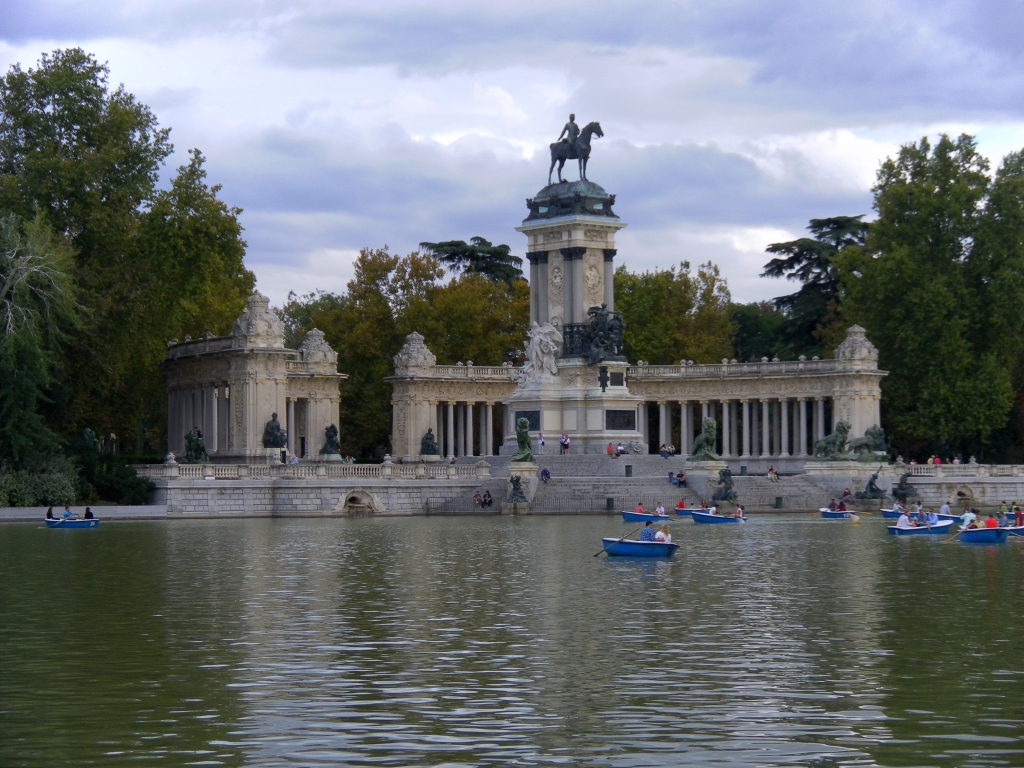 Парк Буэн Ретиро с памятником Альфонсо XII.