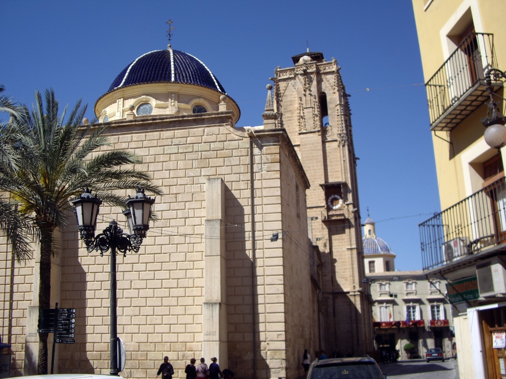 Храм святых Хусты и Руфины на фоне мэрии