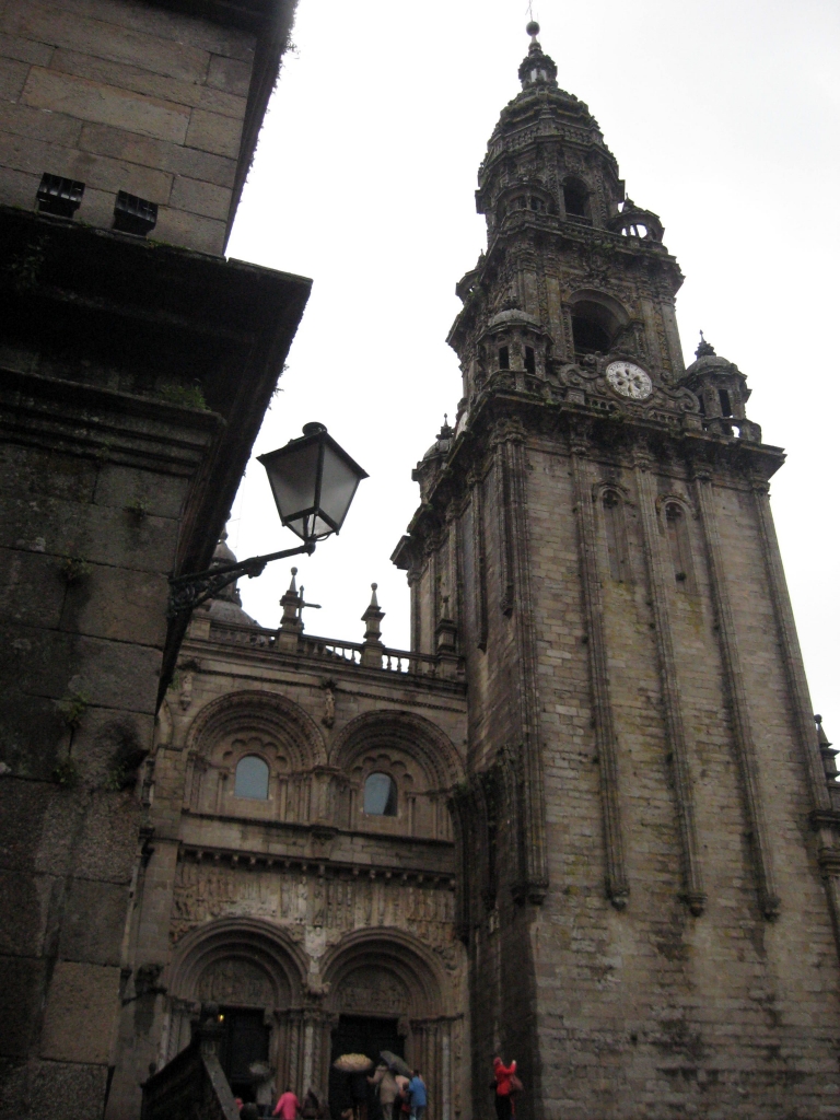 Одна из башен собора Сантьяго.
