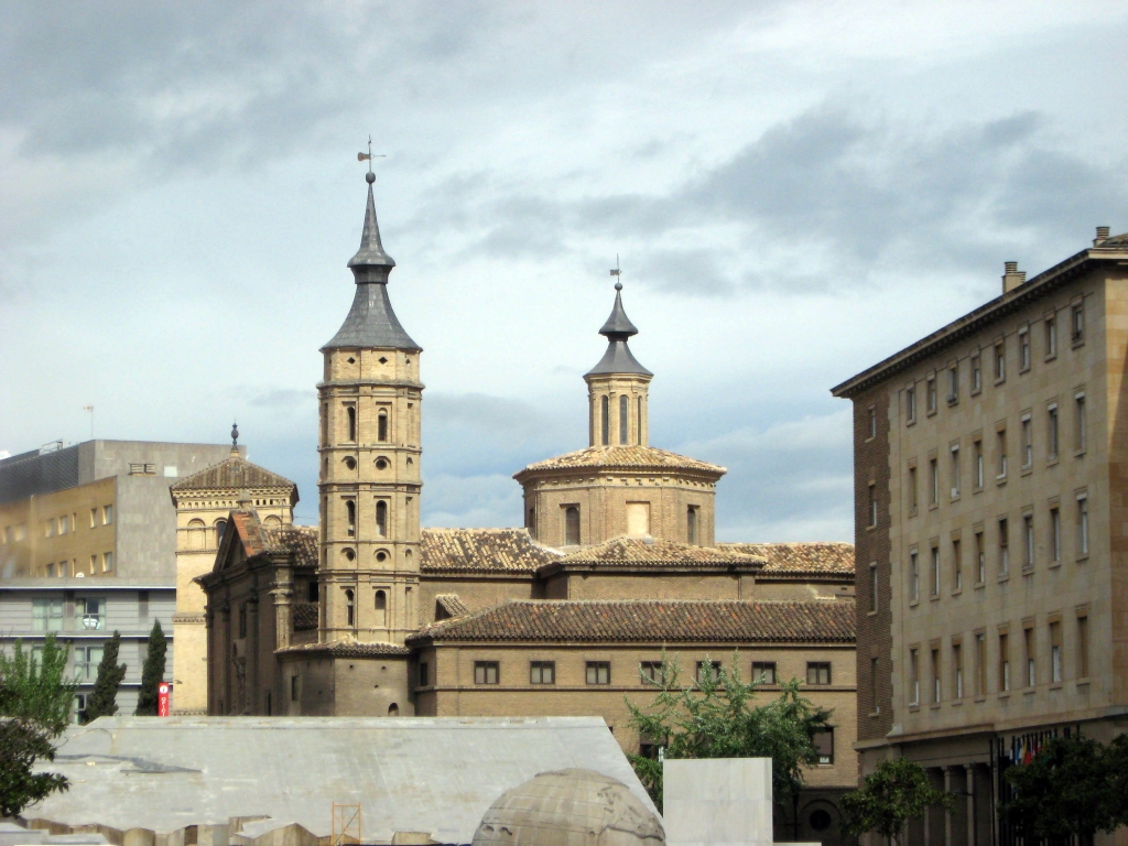 Сарагоса. Восьмиугольная башня храма Сан-Хуан-де-лос-Панетес. На переднем плане