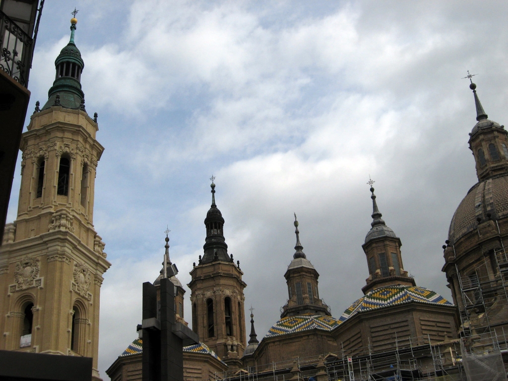 Сарагоса. Купола и одна из башен базилики Девы