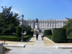 Памятник Филиппу IV на фоне Королевского Дворца.