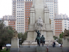 Памятник Сервантесу на фоне небоскрёба "Испания".