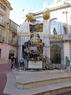Памятник каталонскому поэту Франсеску Пужолсу, созданный Дали, перед входом в музей.