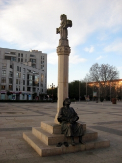 Городская скульптура отдыхающего паломника.